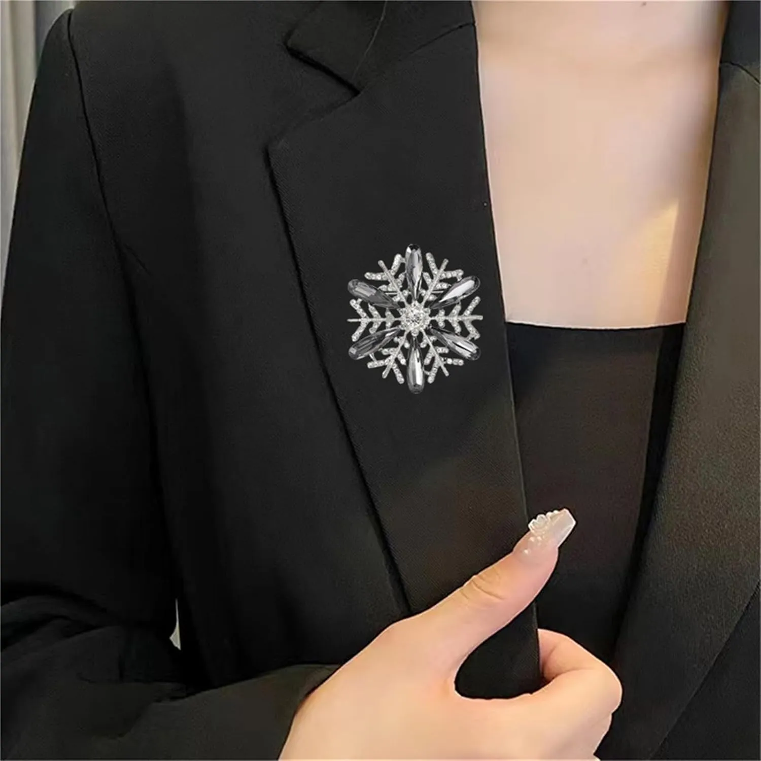 Dreuyet Christmas Snowflake Brooches Pins for Women Men Crystal Rhinestone Snowflake Brooch Pins Multi-Colored Christmas CZ Winter Flower Lapel Pin Dress Accessories Christmas Gift